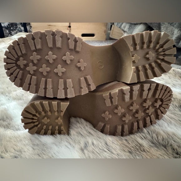 NWOB-MIA-Women's Tan Ankle Boots Faux Suede Size 7 - Picture 6 of 8